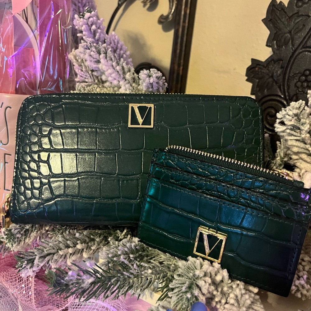 Victoria Secrets Elegant Green Crocodile Embossed Wallet Set